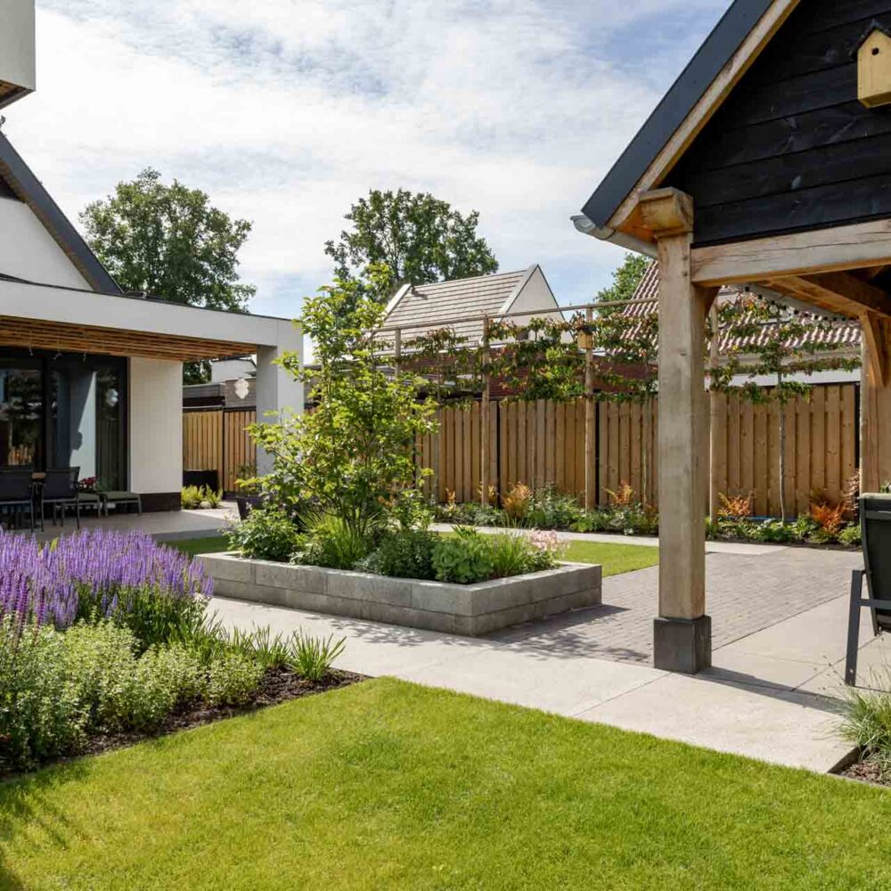 Moderne tuin aangelegd door Luke Damen Hoveniersbedrijf in Someren, met strakke beplanting, sierbestrating en onderhoudsvriendelijke elementen.